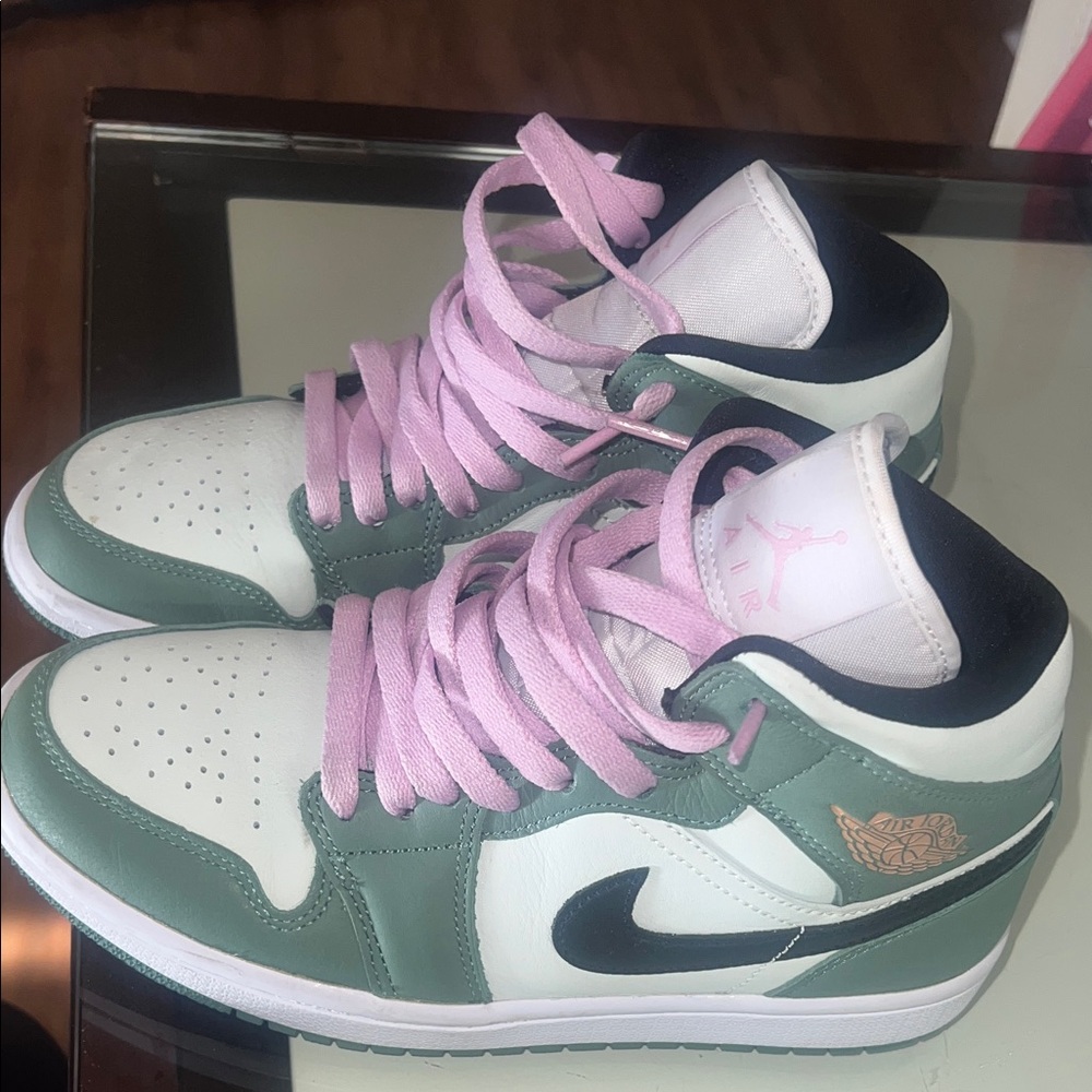 2021
Wmns Air Jordan 1 Mid SE 'Dutch
Green'